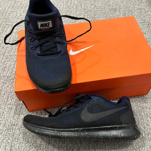 Nike Shoes - Nike Free Run shield